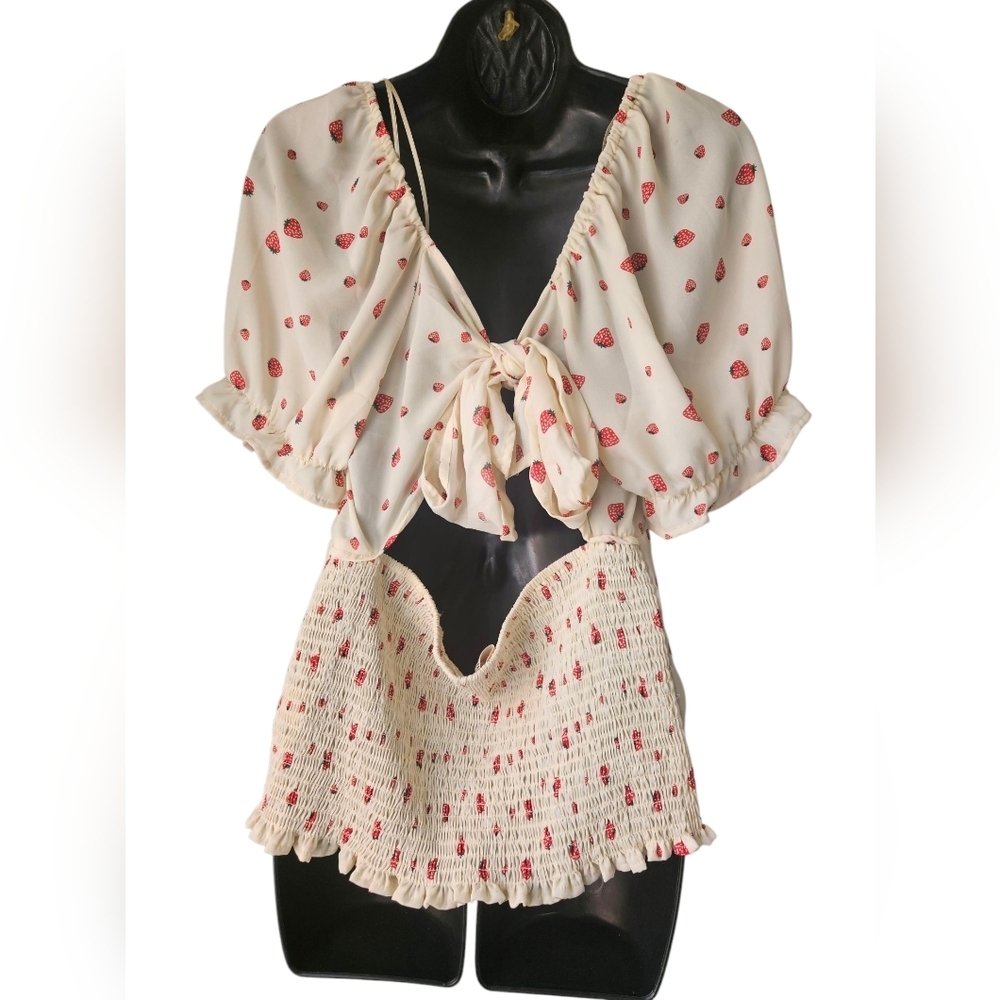 No Frills- Los Angeles Women's 1X strawberry summer top. - Picture 2 of 4
